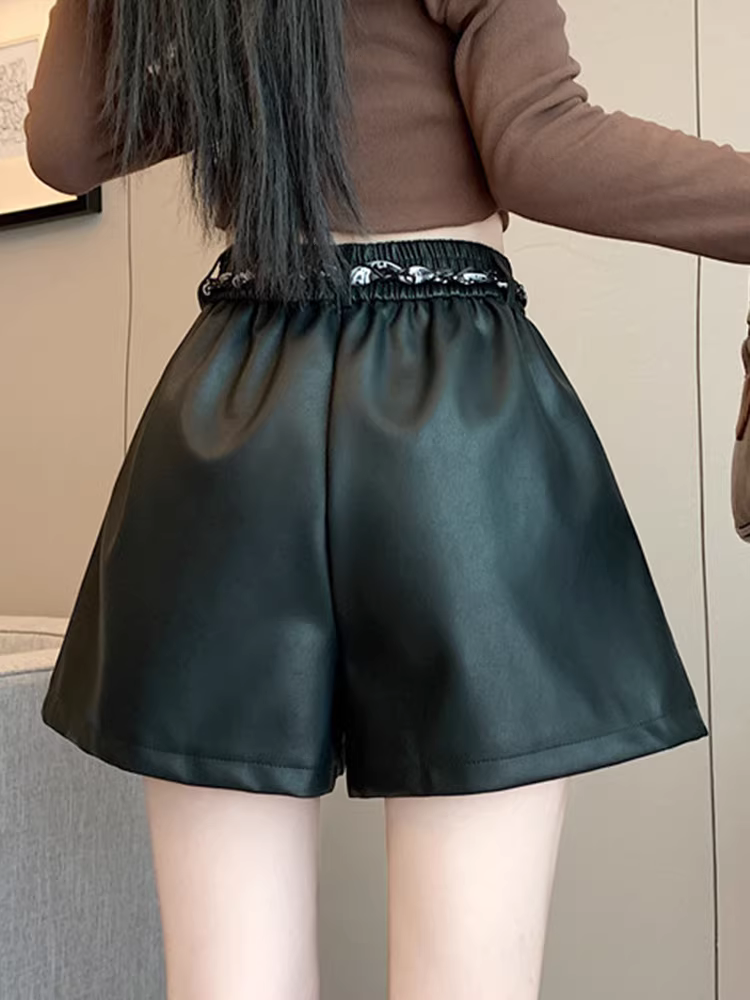 Quần short da nâu nữ, kiểu mới thu đông 2025, quần nữ ống rộng dáng chữ A lưng cao co giãn, quần kiểu Martin, quần da PU.