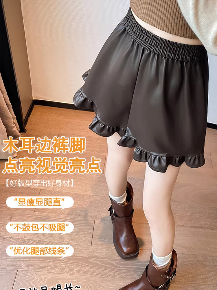 Quần short da đen nữ, áo khoác ngoài mùa thu đông, kiểu mới 2025, quần nữ viền bèo, quần da PU, quần short phối với ủng.