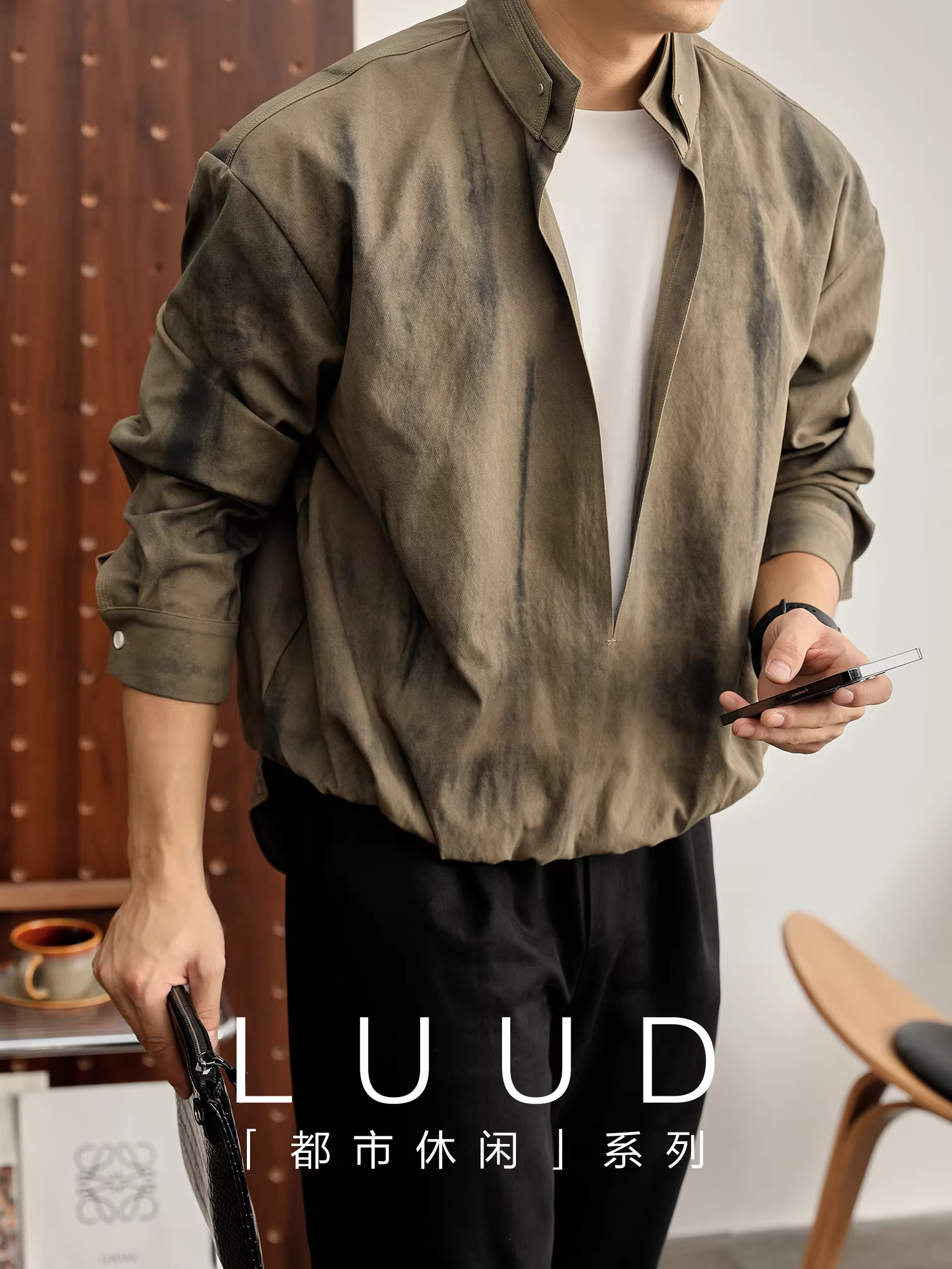 Áo sơ mi dài tay cổ đứng cổ chữ V sâu kiểu dáng hai mảnh giả tie-dye phong cách retro Hồng Kông LUUD có viền thắt eo và dáng rộng thoải mái dành cho nam giới vào mùa thu.