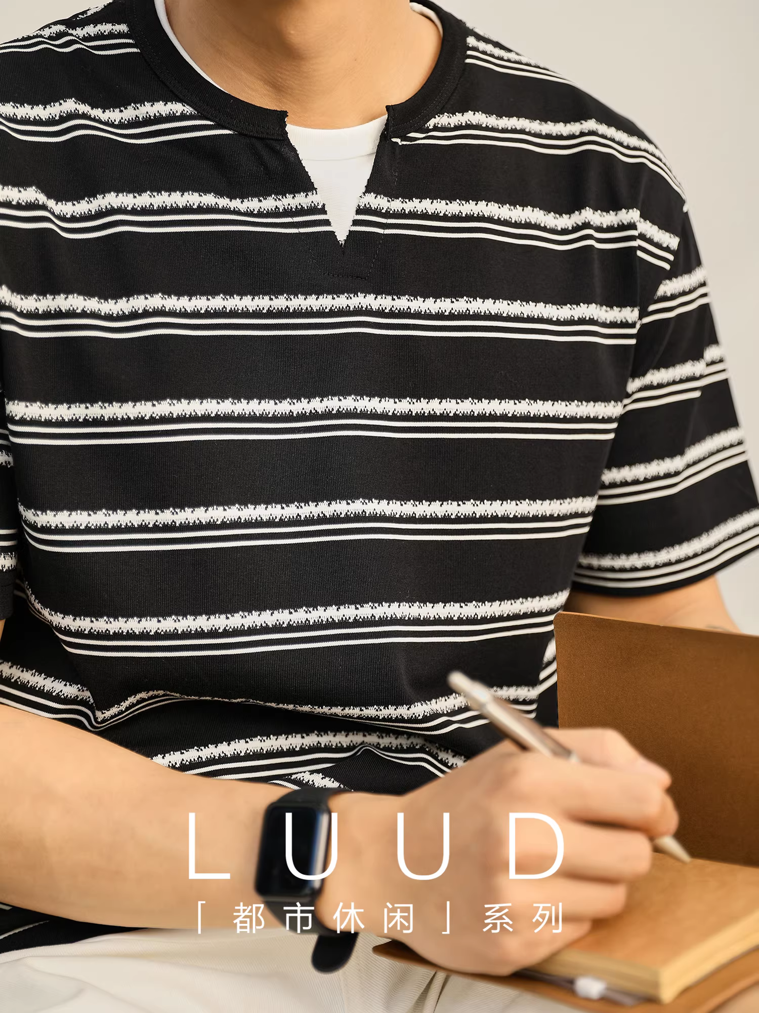 Áo thun nam cổ henley chất cotton dày dặn, kiểu dáng cổ điển hai lớp phối màu sọc, phong cách tiền cổ điển, chất liệu cotton mềm mại, tay ngắn.