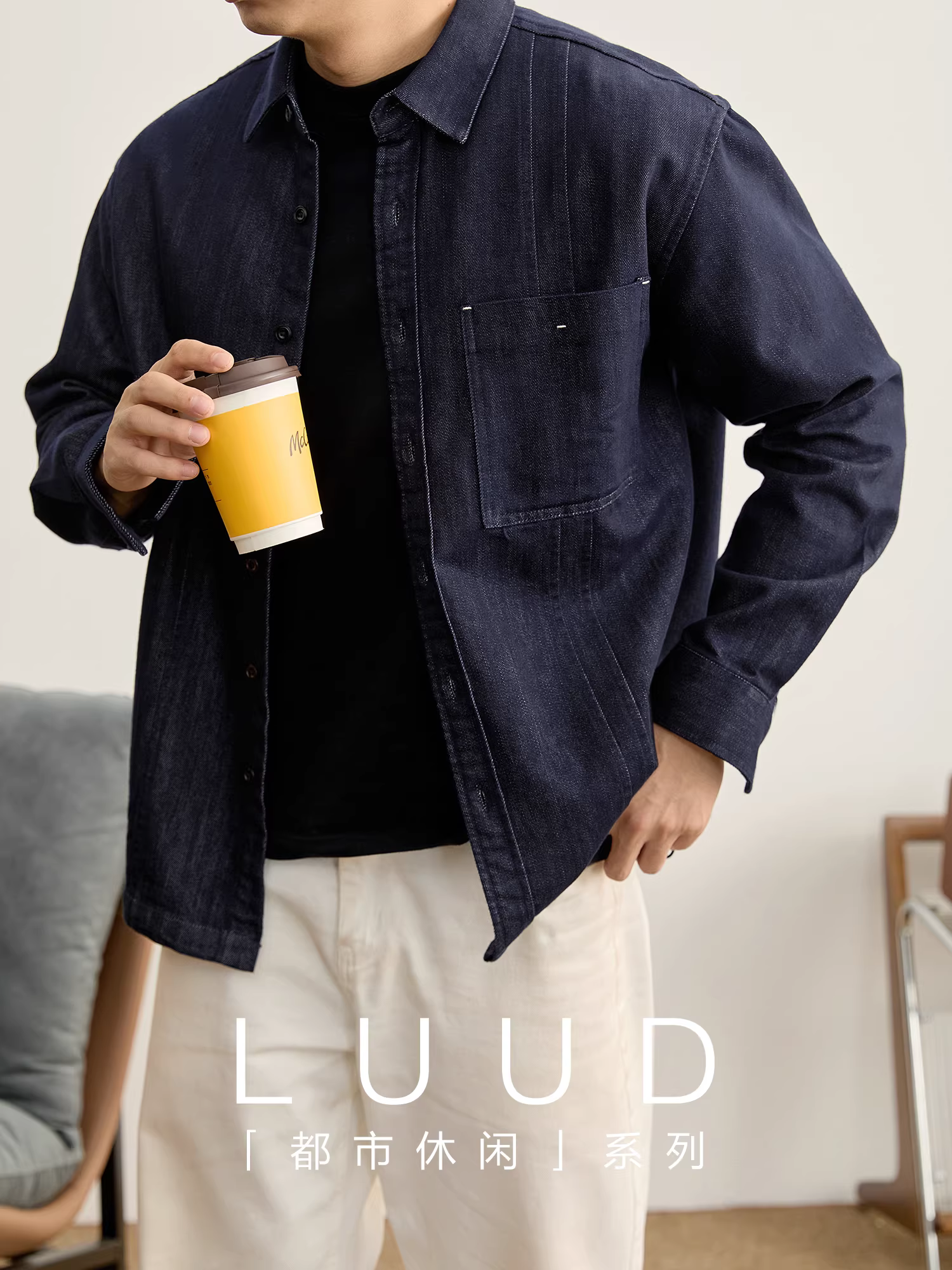 Áo sơ mi nam chất liệu pha Tencel Lyocell LUUD, kiểu dáng xẻ tà, viền thun co giãn, chất liệu denim thô đã qua xử lý.