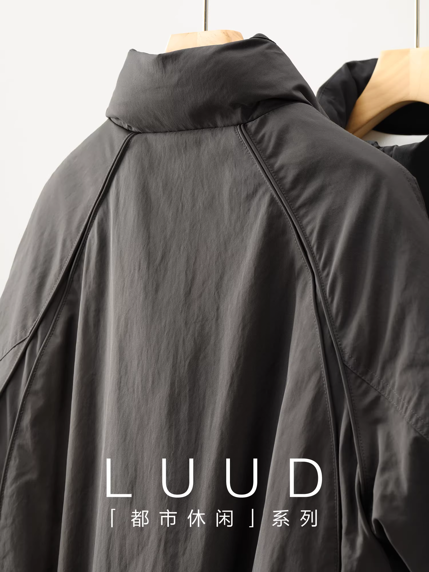 Áo khoác phao nam LUUD thiết kế ghép mảnh, màu trắng, chất liệu lông vũ, chống gió, giữ ấm, kiểu dáng thời trang, thêu chữ thương hiệu, cổ đứng.
