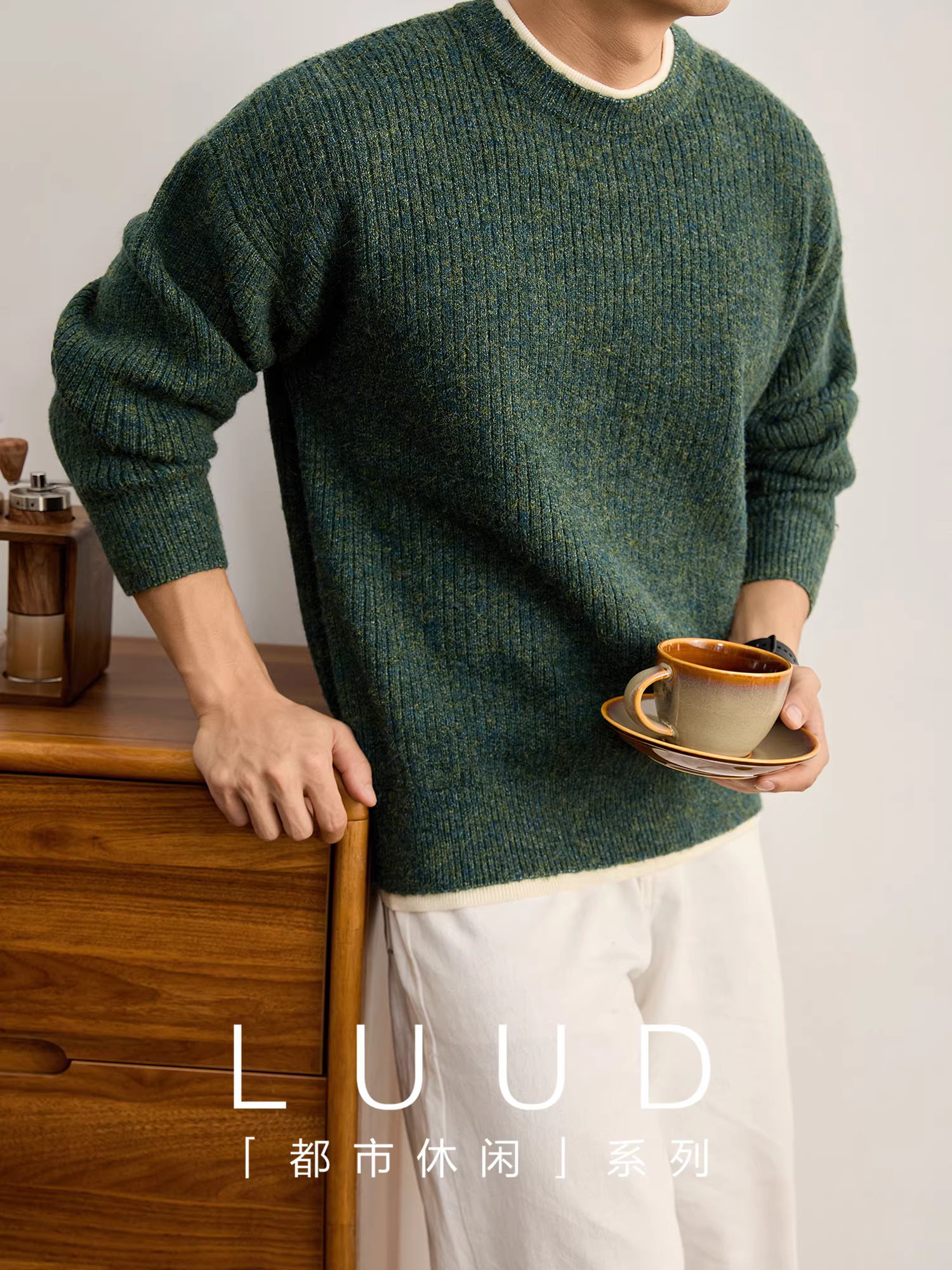 Áo len nam dệt kim giả hai lớp, chất liệu len mohair pha nhiều màu sắc, mềm mại, ấm áp mùa đông.