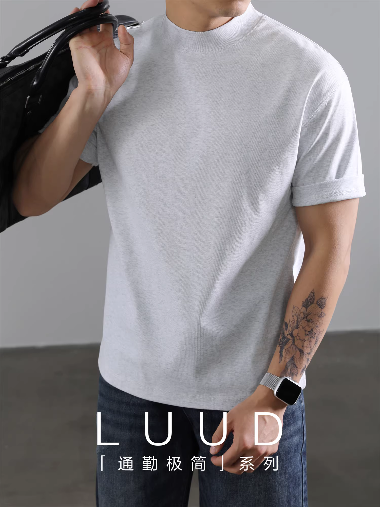 Áo thun nam cao cấp LUUD màu trắng họa tiết hoa, lớp trong màu xám, cổ đứng, chất liệu Sorona đã qua xử lý, tay ngắn, kiểu dáng đơn giản.
