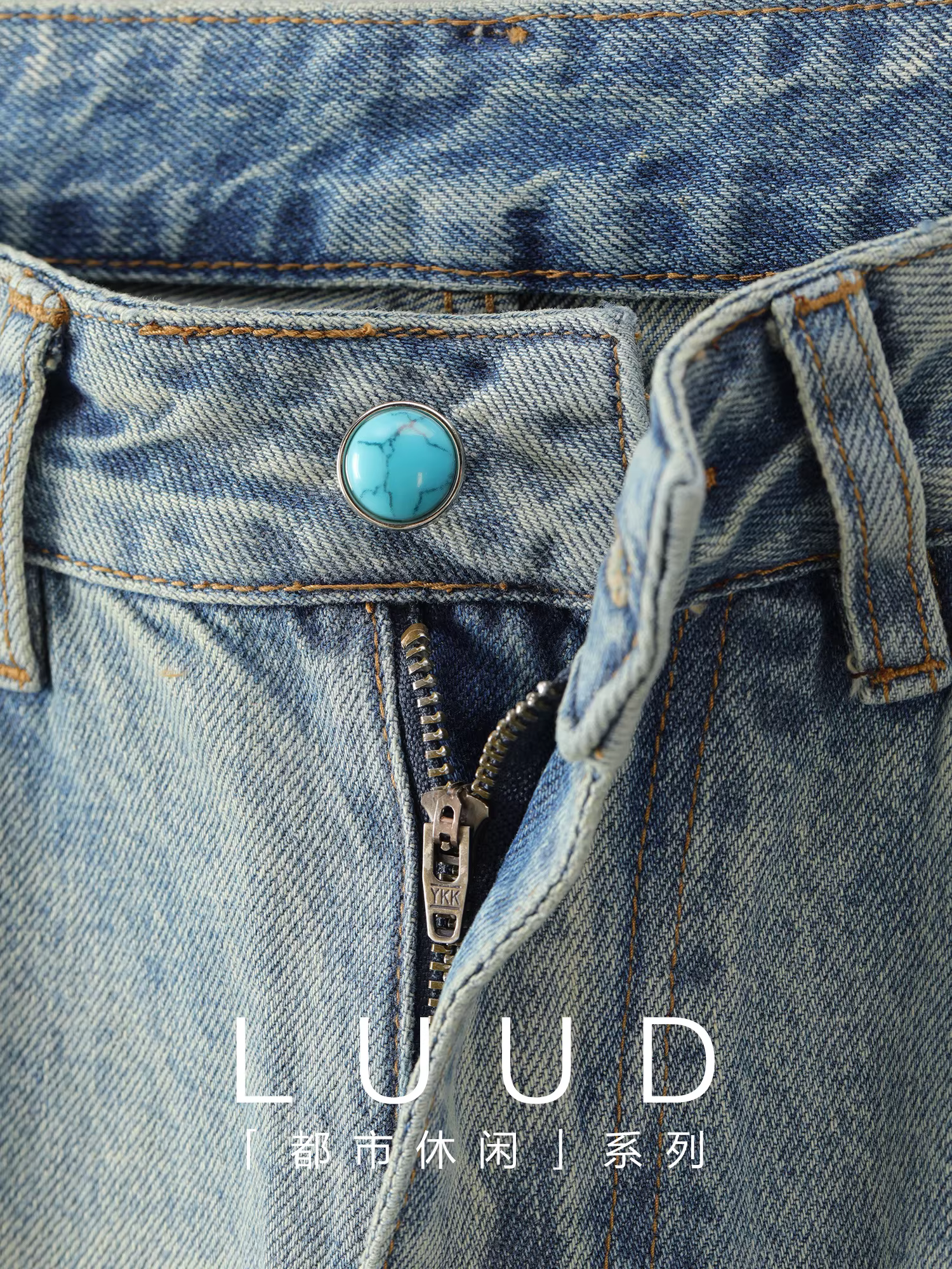 Quần jean nam màu xanh ngọc, kiểu dáng thẳng, họa tiết râu mèo tự nhiên, màu xanh glacier LUUD, được xử lý làm cũ, phối màu gradient.