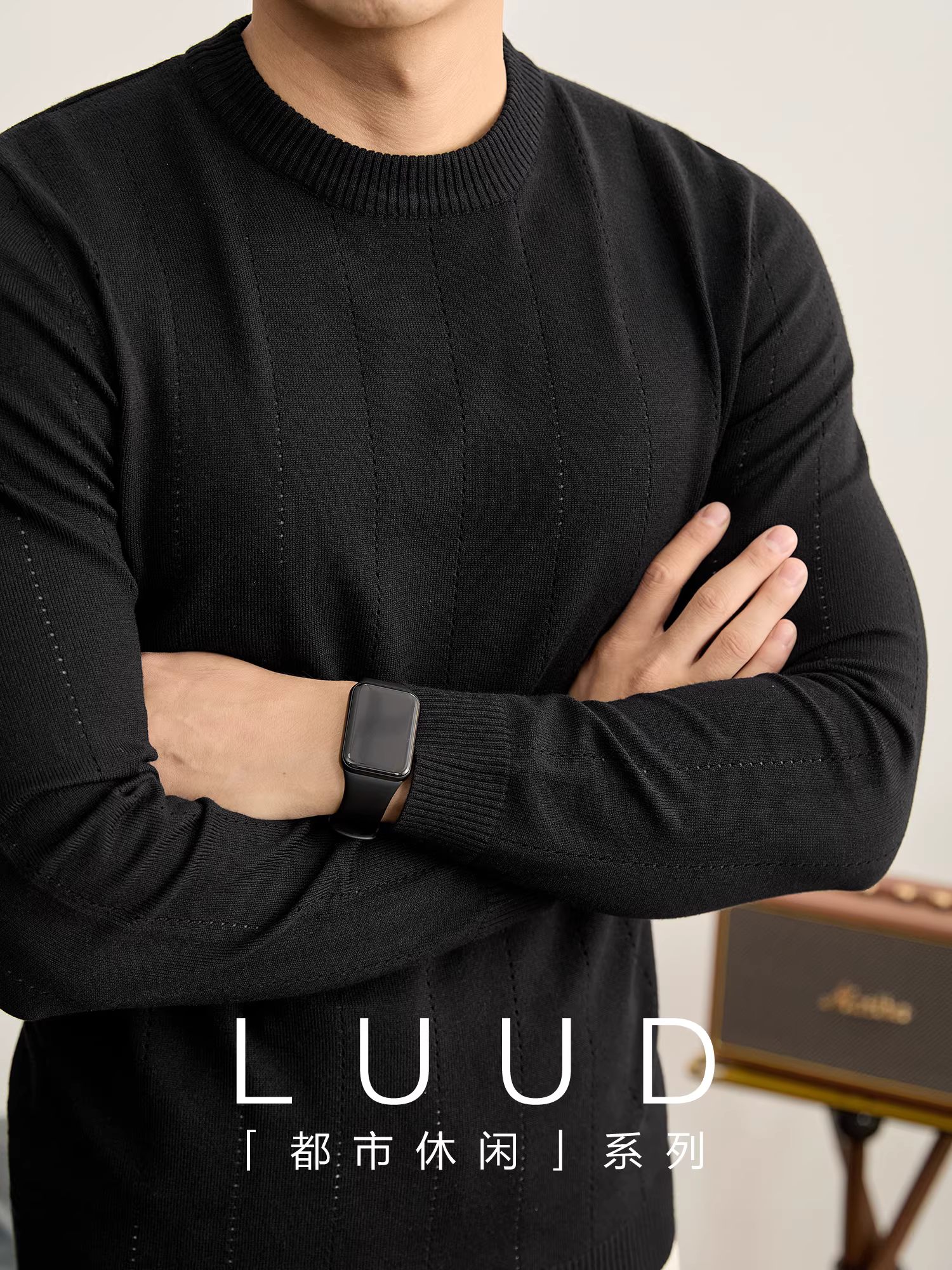 Áo len dệt kim cổ tròn ôm dáng thời trang và phong cách của LUUD dành cho nam với họa tiết rỗng dọc tinh tế, thích hợp làm lớp áo lót cho mùa thu đông.