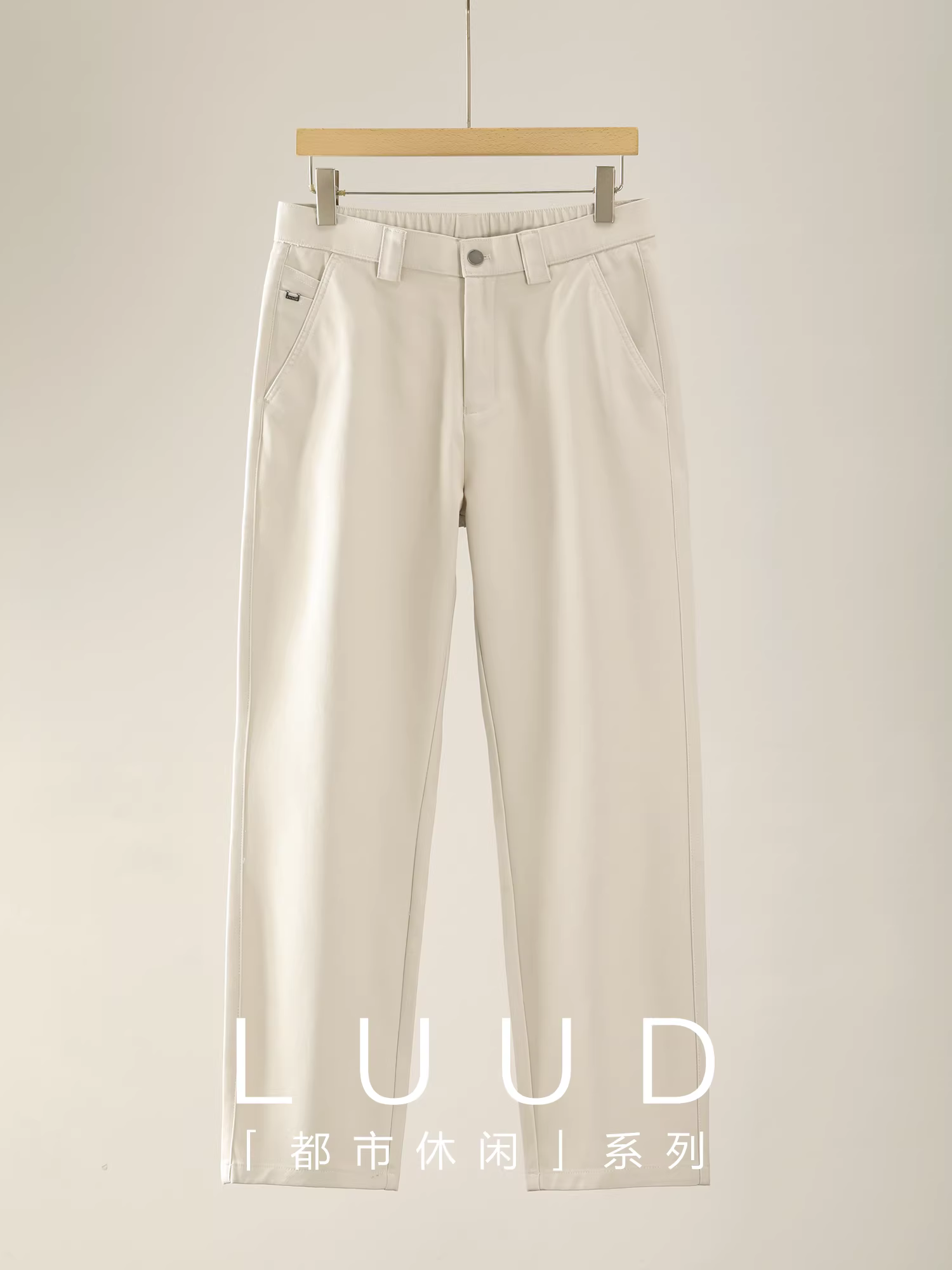 Quần âu nam LUUD dáng thẳng, lưng thun nhẹ, kiểu dáng đơn giản và lịch lãm, có nhãn kim loại và đường may ba chiều theo phong cách old money.