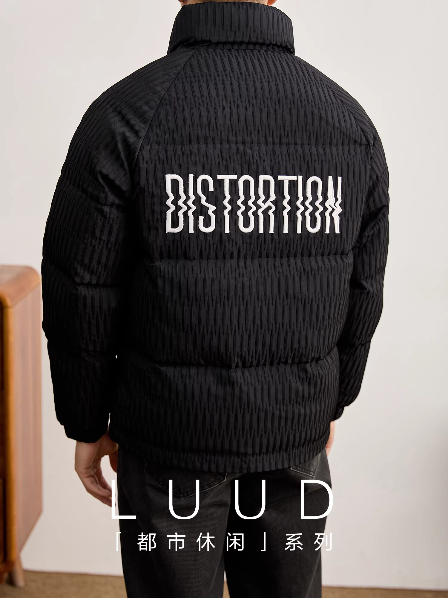 Áo khoác phao nam cổ đứng, chất liệu lông vũ trắng cao cấp, giữ ấm, có họa tiết xếp ly và thêu chữ.