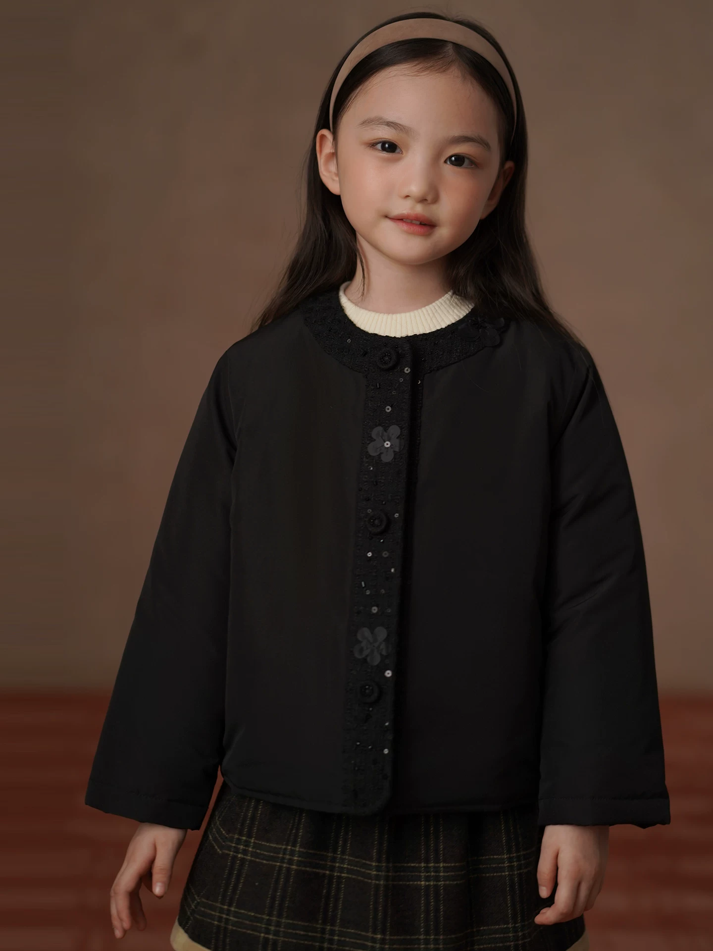 Quần áo mùa đông cho trẻ em Áo khoác cotton màu đen có trang trí hoa ba chiều chắc chắn, áo kiểu Chanel cho bé gái, áo khoác ngắn cho bé gái.