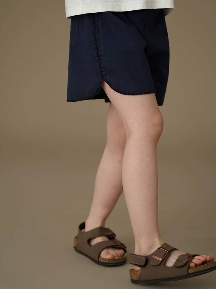 Quần thường ngày mùa hè cho trẻ em, quần short bằng vải cotton đơn giản và thân thiện với làn da dành cho bé gái, quần năm điểm dành cho trẻ lớn hơn, mẫu mới 25.