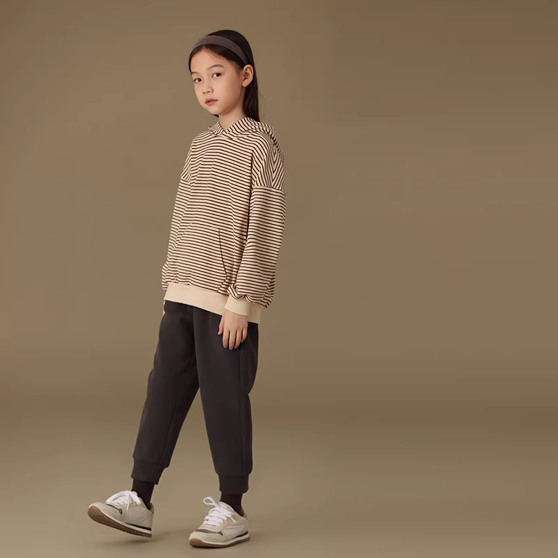 Quần áo trẻ em Hazi Sản phẩm mới mùa thu Áo hoodie có túi kangaroo mềm mại thân thiện với làn da trẻ em Phong cách cha mẹ và con cái Áo len sọc giản dị