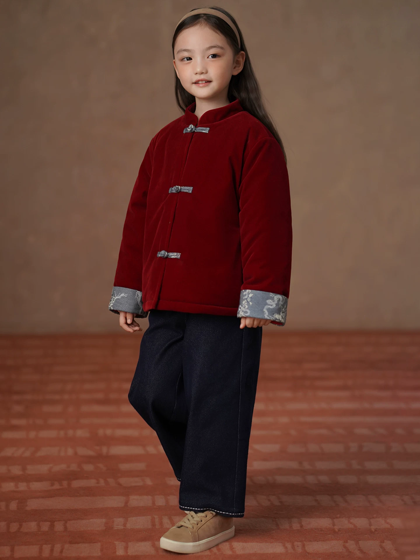 Quần áo cotton mùa đông cho trẻ em, áo khoác dày và ấm màu đỏ cho bé trai và bé gái, trang phục Tết kiểu Trung Quốc mới mang lại cảm giác cao cấp.