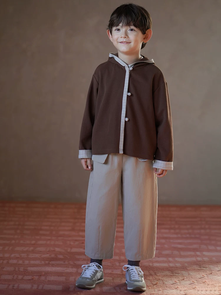 Quần dài trẻ em chất liệu cotton mềm mại, kiểu dáng thẳng, màu kaki, thích hợp cho bé trai và bé gái, phong cách thời trang, thích hợp cho mùa xuân và mùa thu.