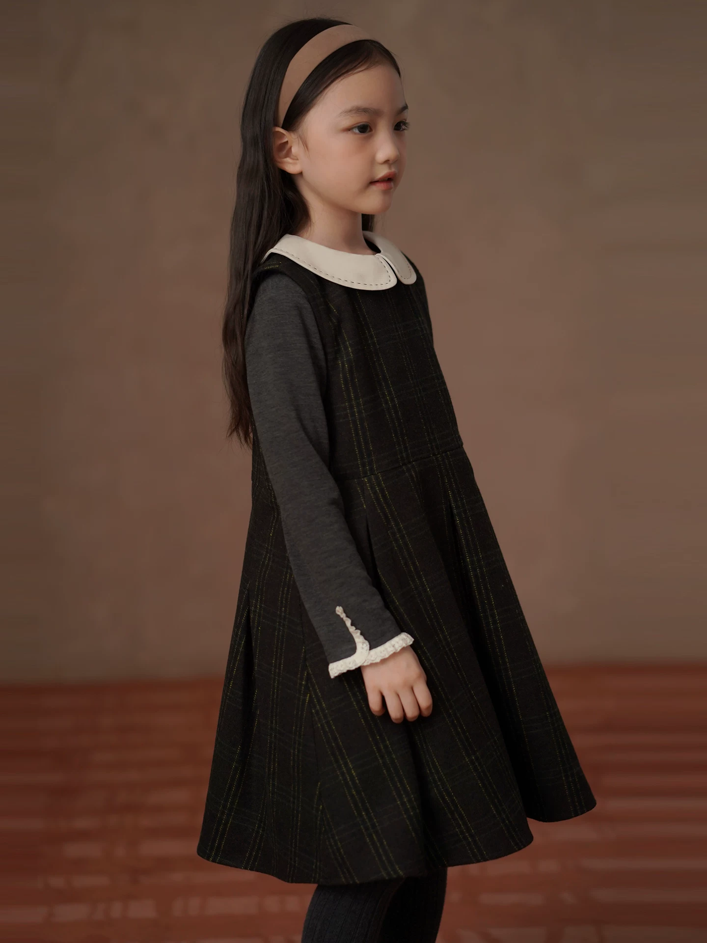 Quần áo trẻ em mùa thu đông, đầm trẻ em phong cách preppy, đầm vest kẻ caro cổ điển, váy len dài trung bình cho bé gái
