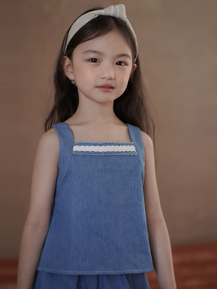 Bộ quần áo trẻ em: áo camisole cotton thân thiện với da và quần short denim cho bé gái, trang phục mùa hè cho trẻ lớn, quần áo mùa hè mỏng nhẹ.