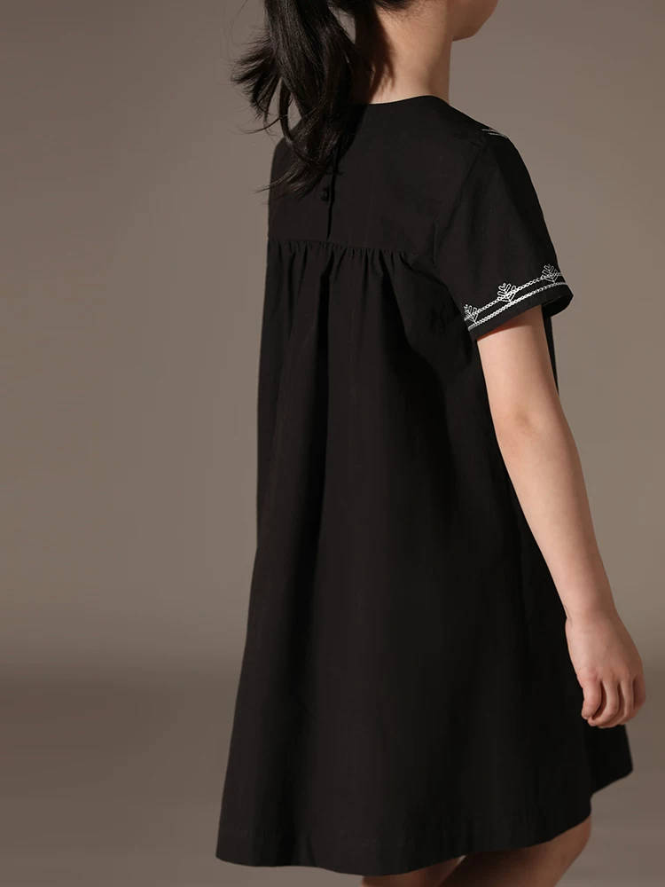 Quần áo trẻ em Ha Chi 25 Bộ sưu tập mới mùa hè Thêu nặng bằng cotton chải kỹ Phong cách cha mẹ và con cái Váy xếp ly chữ A tay ngắn cho bé gái