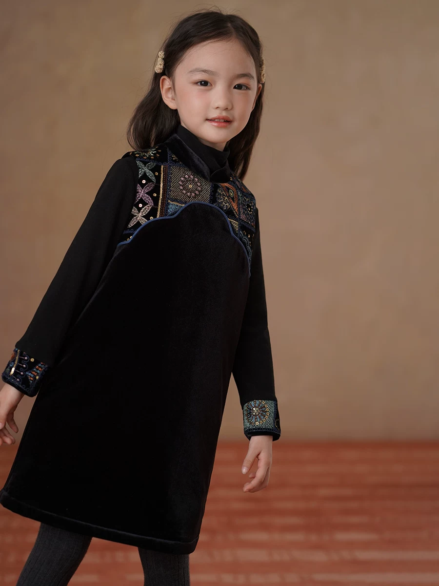 Quần áo mùa đông cho trẻ em lót lông cừu màu đen thêu nặng cổ cao áo sơ mi cơ bản áo thun bé gái ấm áp