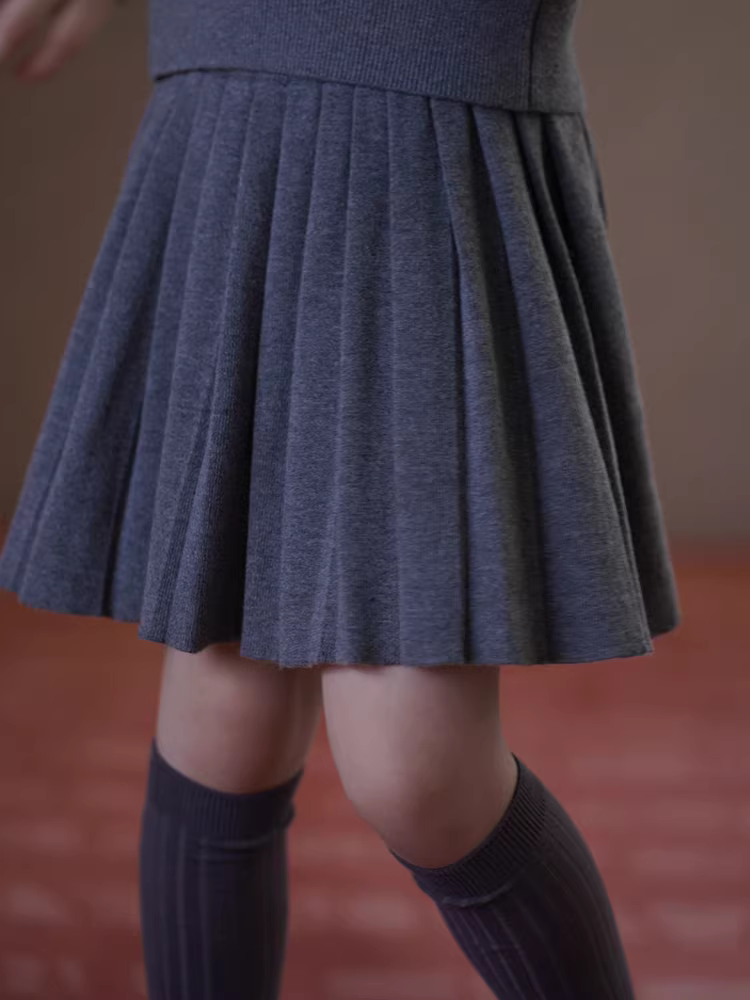 Váy len bé gái màu xám, kiểu dáng đa năng, phong cách học sinh, xếp ly, thích hợp cho mùa xuân và mùa thu.