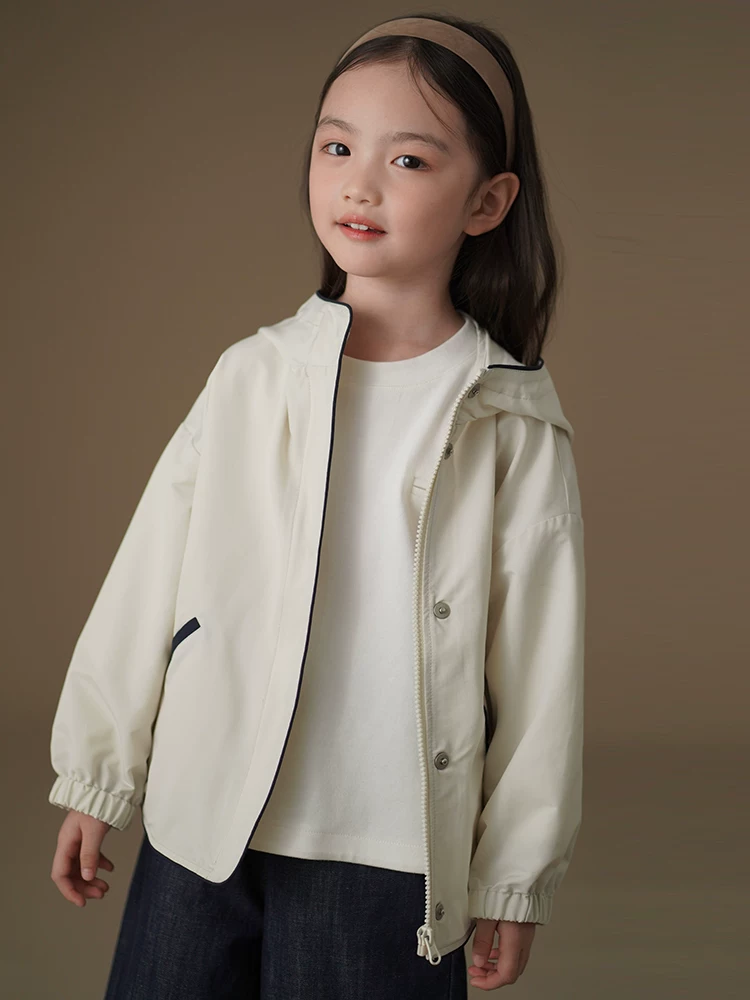 Quần áo trẻ em áo khoác mùa xuân và mùa thu màu trắng nhạt có mũ trùm đầu thông thường cho bé trai và bé gái áo gió ba lớp ngoài trời