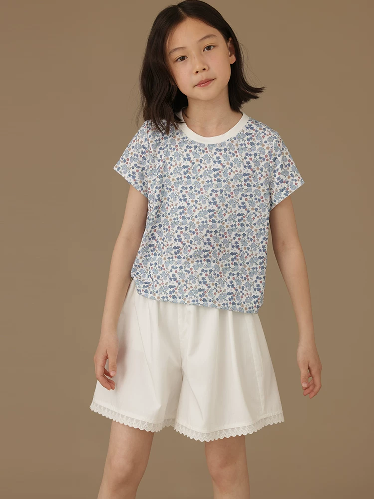 Quần đùi trắng mùa hè cho bé gái, chất liệu mỏng, kiểu dáng rộng rãi, thoải mái, dài đến đầu gối.