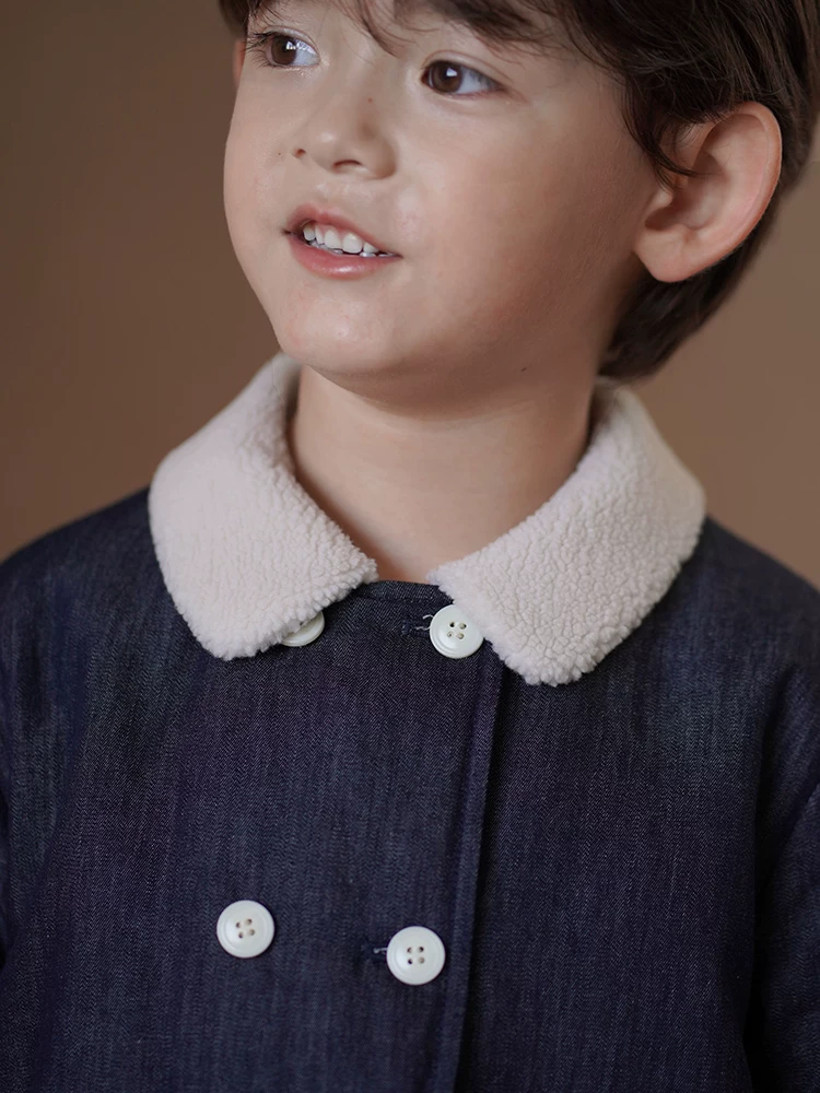 Quần áo trẻ em Áo khoác denim thu đông cho bé trai và bé gái, áo khoác cotton mỏng có cổ lông cừu giả, thiết kế đơn giản.