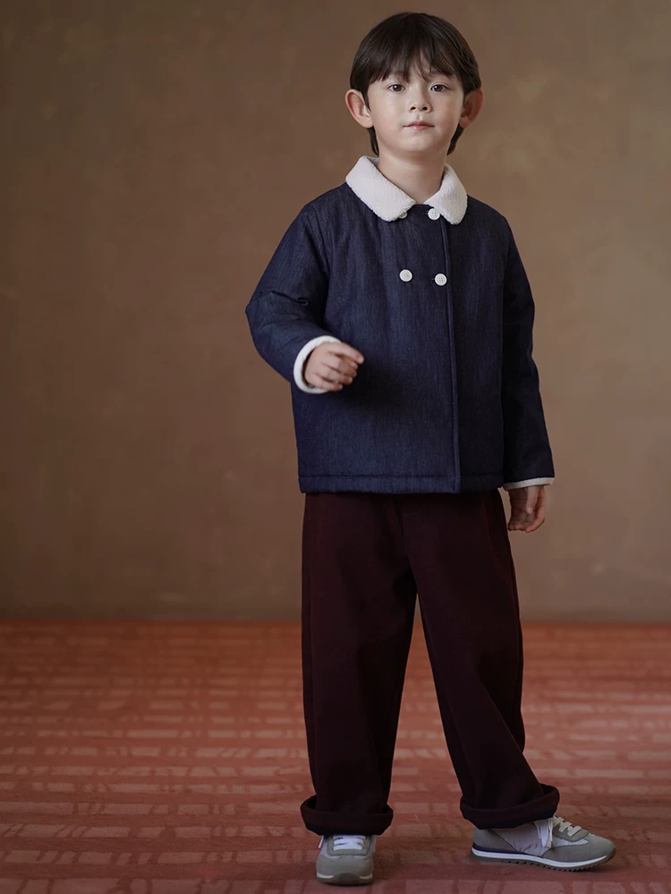 Quần áo trẻ em Áo khoác denim thu đông cho bé trai và bé gái, áo khoác cotton mỏng có cổ lông cừu giả, thiết kế đơn giản.