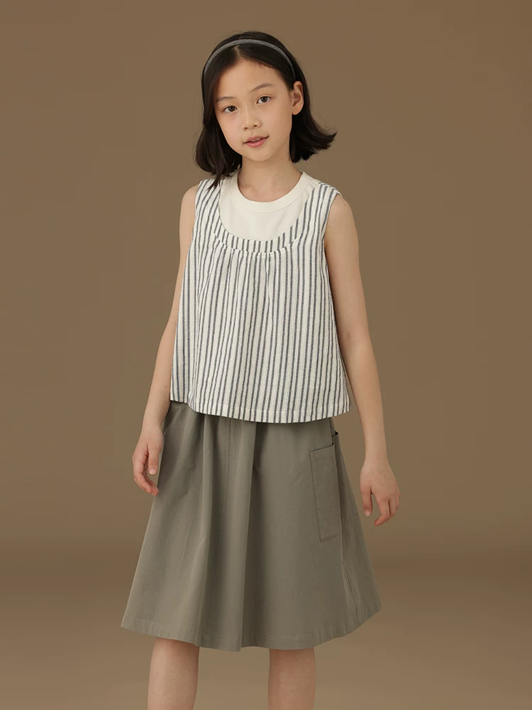 Bộ đồ hai mảnh sọc cho bé gái gồm áo vest và quần dài, kiểu dáng rộng rãi thoải mái, trang phục mùa hè bằng cotton thời trang.