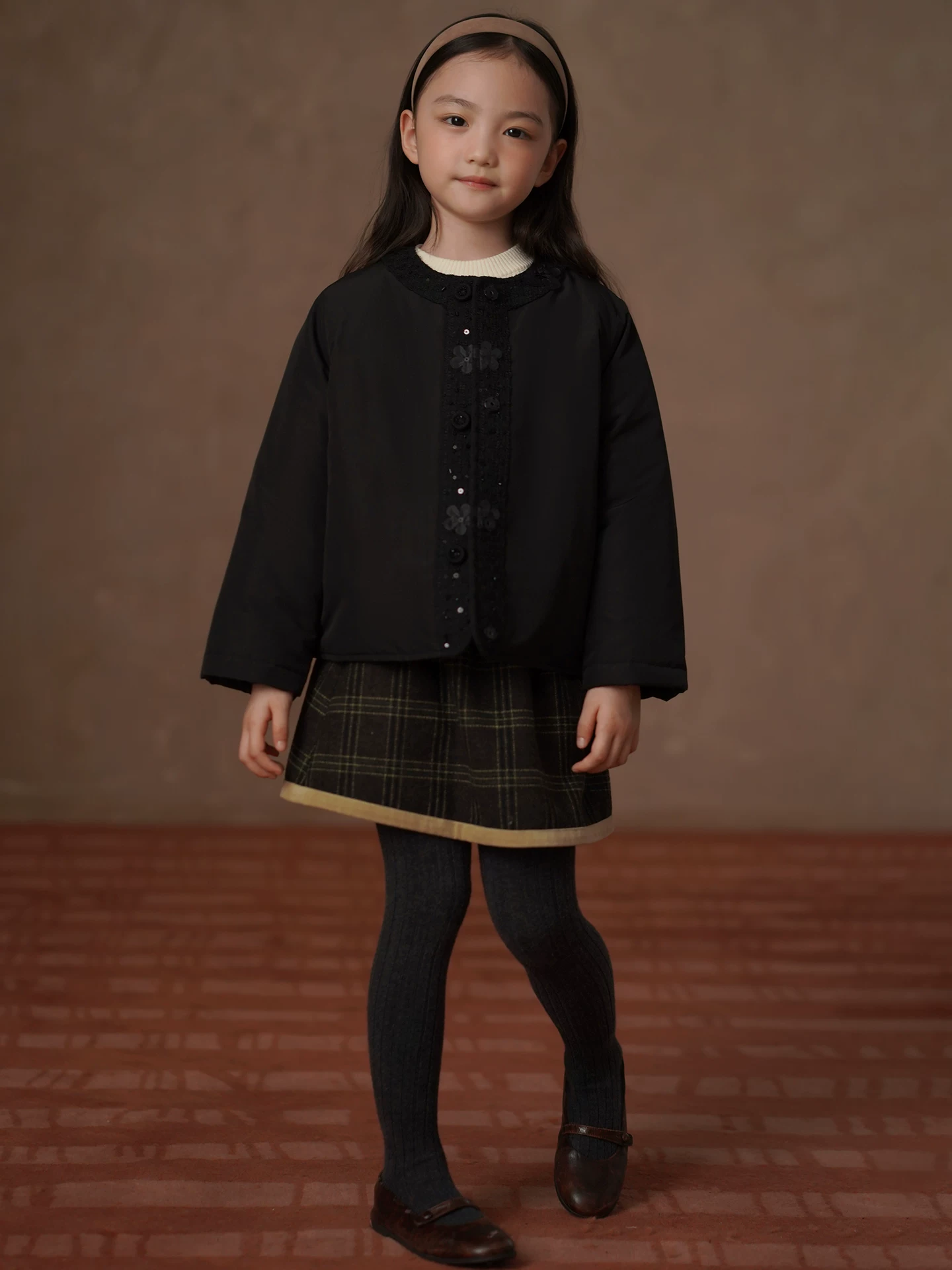 Quần áo mùa đông cho trẻ em Áo khoác cotton màu đen có trang trí hoa ba chiều chắc chắn, áo kiểu Chanel cho bé gái, áo khoác ngắn cho bé gái.