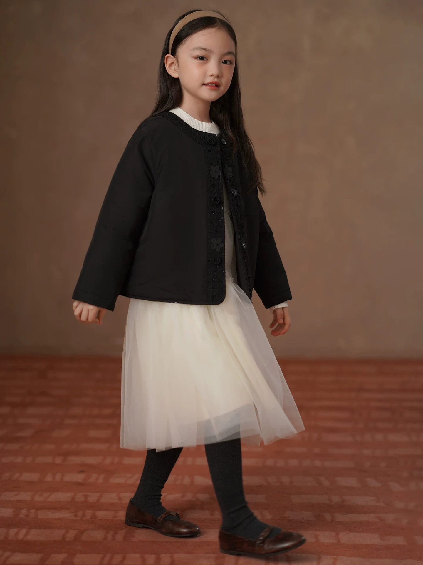 Quần áo mùa đông cho trẻ em Áo khoác cotton màu đen có trang trí hoa ba chiều chắc chắn, áo kiểu Chanel cho bé gái, áo khoác ngắn cho bé gái.