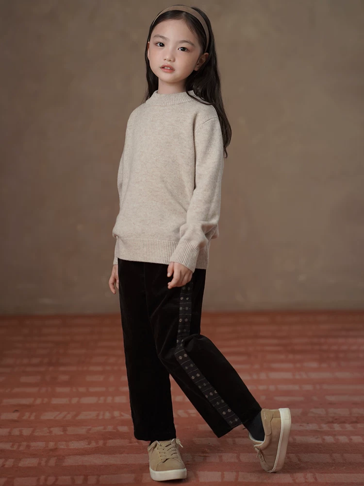 Quần nhung trẻ em cho mùa thu đông, quần thường ngày chắp vá hoa cho bé gái, quần harem màu cà phê đậm, sành điệu.