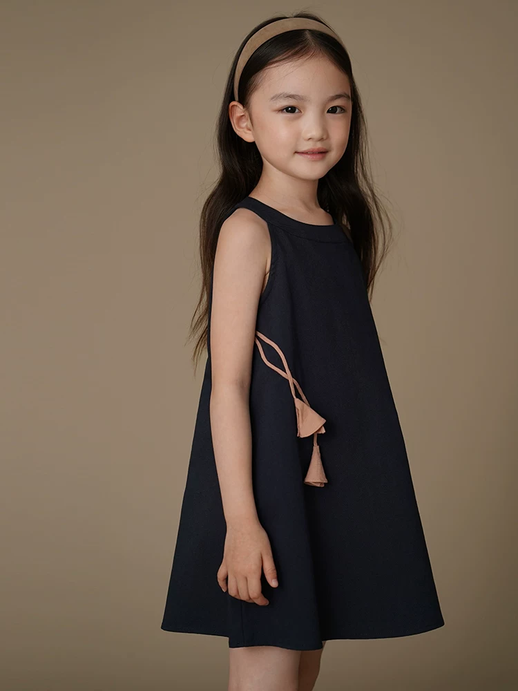Váy hai dây màu xanh hải quân mỏng nhẹ mùa hè cho bé gái, váy dài trung bình với thiết kế đơn giản.