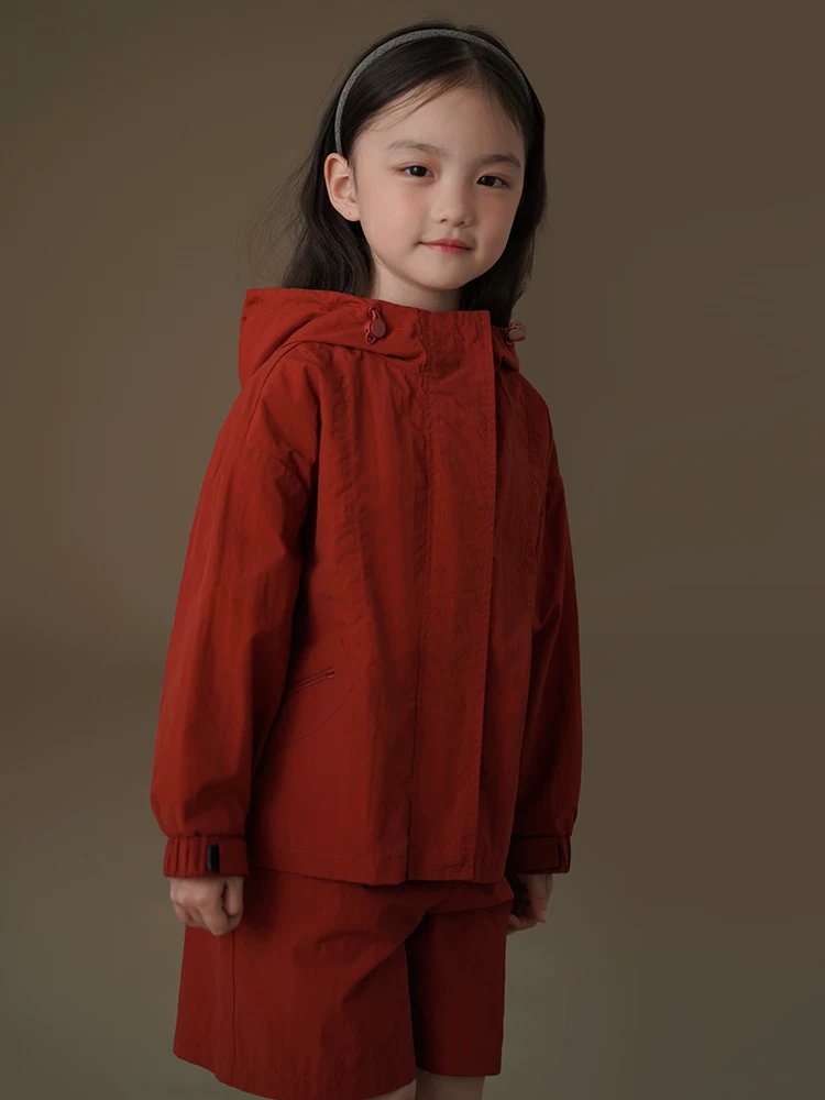 Bộ quần áo trẻ em: quần short và áo khoác dáng rộng màu đỏ gỉ dành cho bé trai và bé gái, nhanh khô, mẫu mới xuân hè 25.