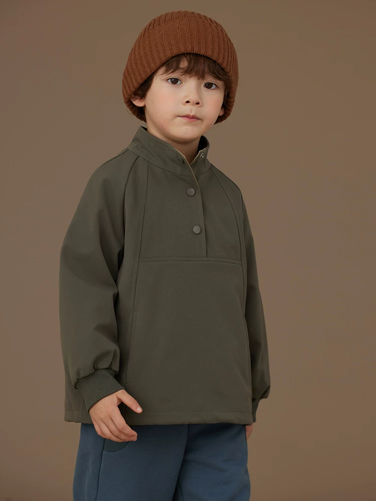 Áo khoác cotton màu xanh quân đội dành cho trẻ em với cảm giác đơn giản và cao cấp, cổ đứng, áo len lót lông cừu ấm áp cho bé trai và bé gái trong mùa đông.