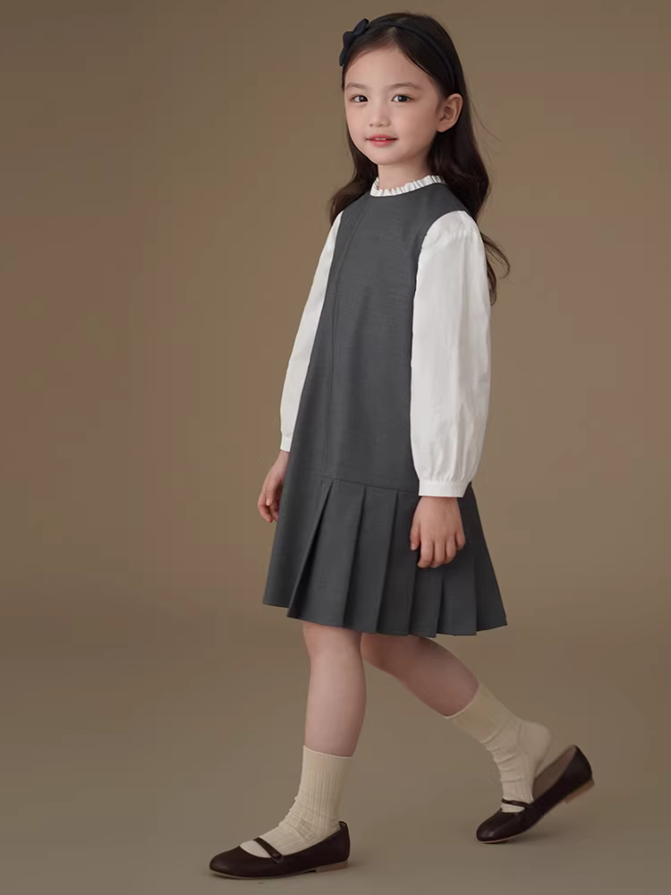 Váy liền thân bé gái mùa xuân thu, màu xám, kiểu học sinh đơn giản, không tay, chân váy xếp ly