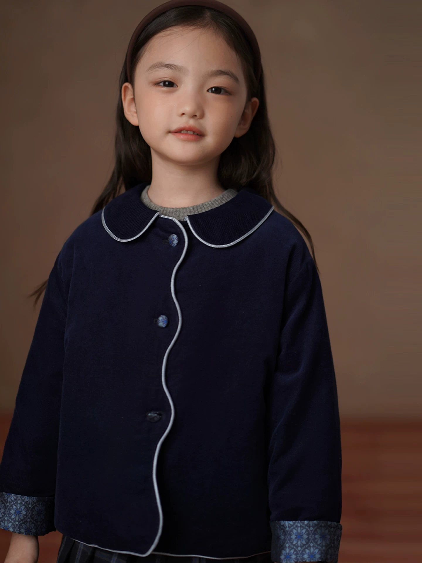 Áo khoác ngắn mùa đông bằng cotton cho trẻ em có cổ búp bê, áo nhung phối màu, áo khoác bé gái, đơn giản và cao cấp.