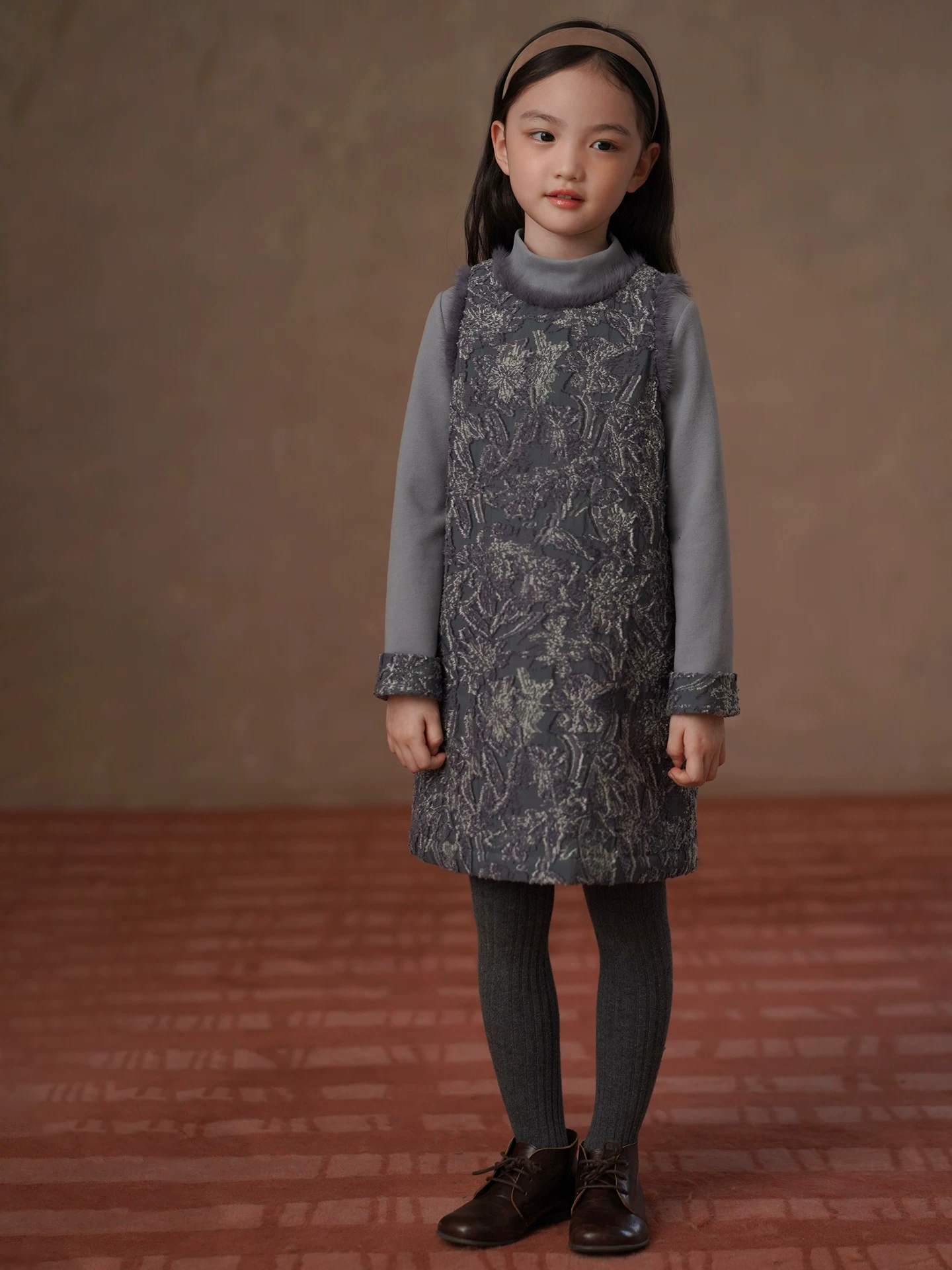 Quần áo trẻ em mùa thu đông, đầm bé gái chất liệu jacquard dày dặn, đầm ấm kiểu cổ điển dài trung bình cho trẻ lớn