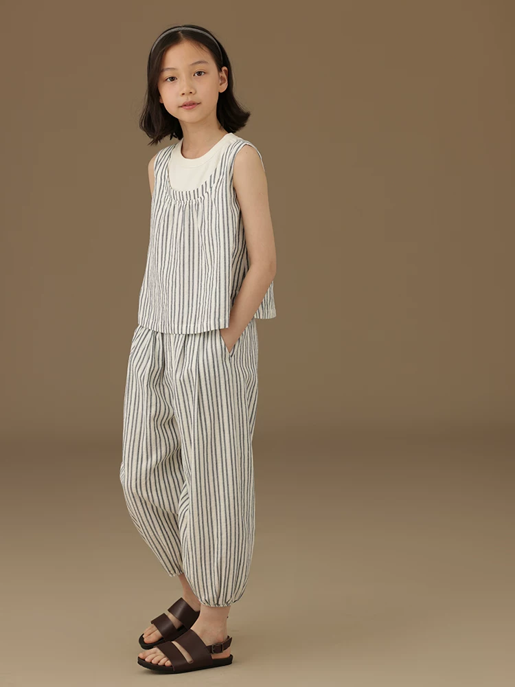 Bộ đồ hai mảnh sọc cho bé gái gồm áo vest và quần dài, kiểu dáng rộng rãi thoải mái, trang phục mùa hè bằng cotton thời trang.