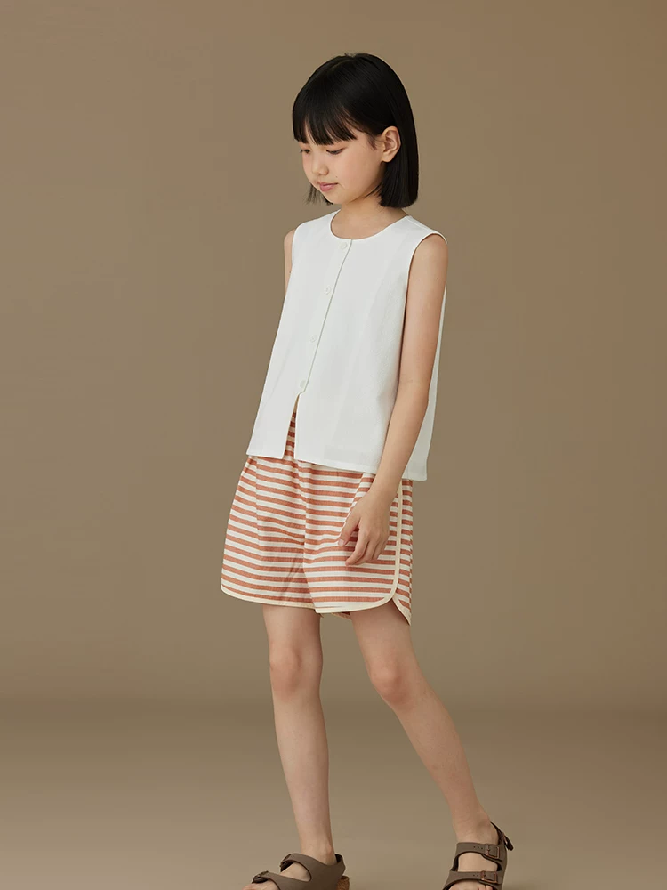 Áo vest trắng mùa hè cho bé gái, kiểu dáng đơn giản và cao cấp, chất liệu cotton mỏng cho mùa hè.