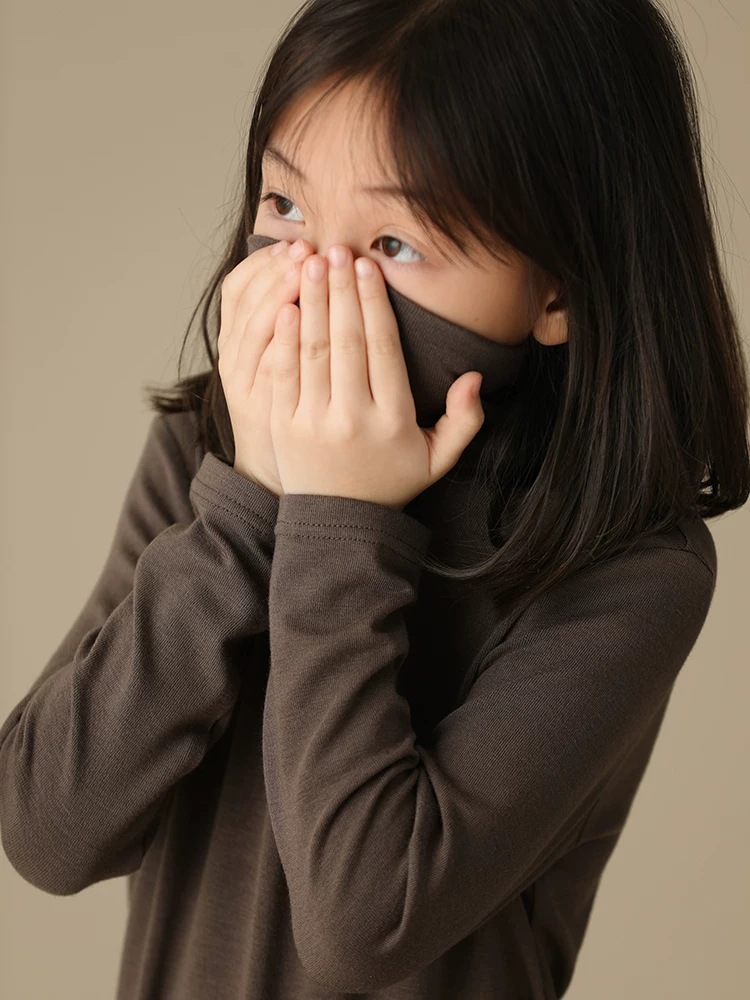 Quần áo trẻ em mùa thu đông áo thun dài tay ôm sát cổ lọ áo thun dài tay bé trai và bé gái cổ xếp tầng