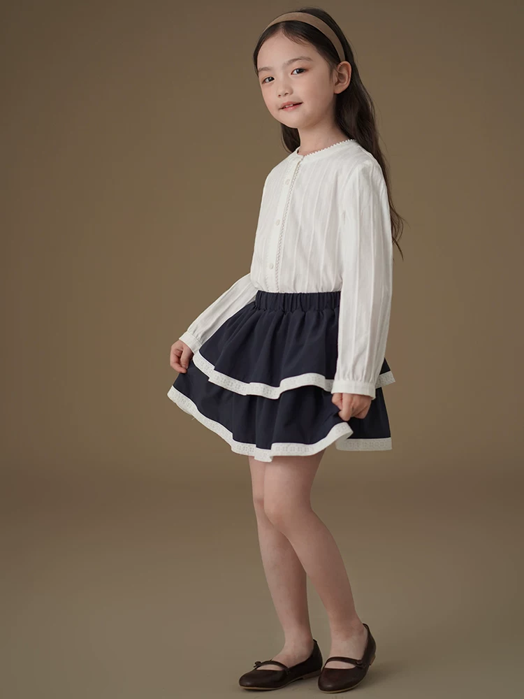 Quần áo trẻ em áo dài tay mùa xuân thu chất liệu cotton thân thiện với da áo sơ mi trắng cho bé gái cảm giác đơn giản và cao cấp