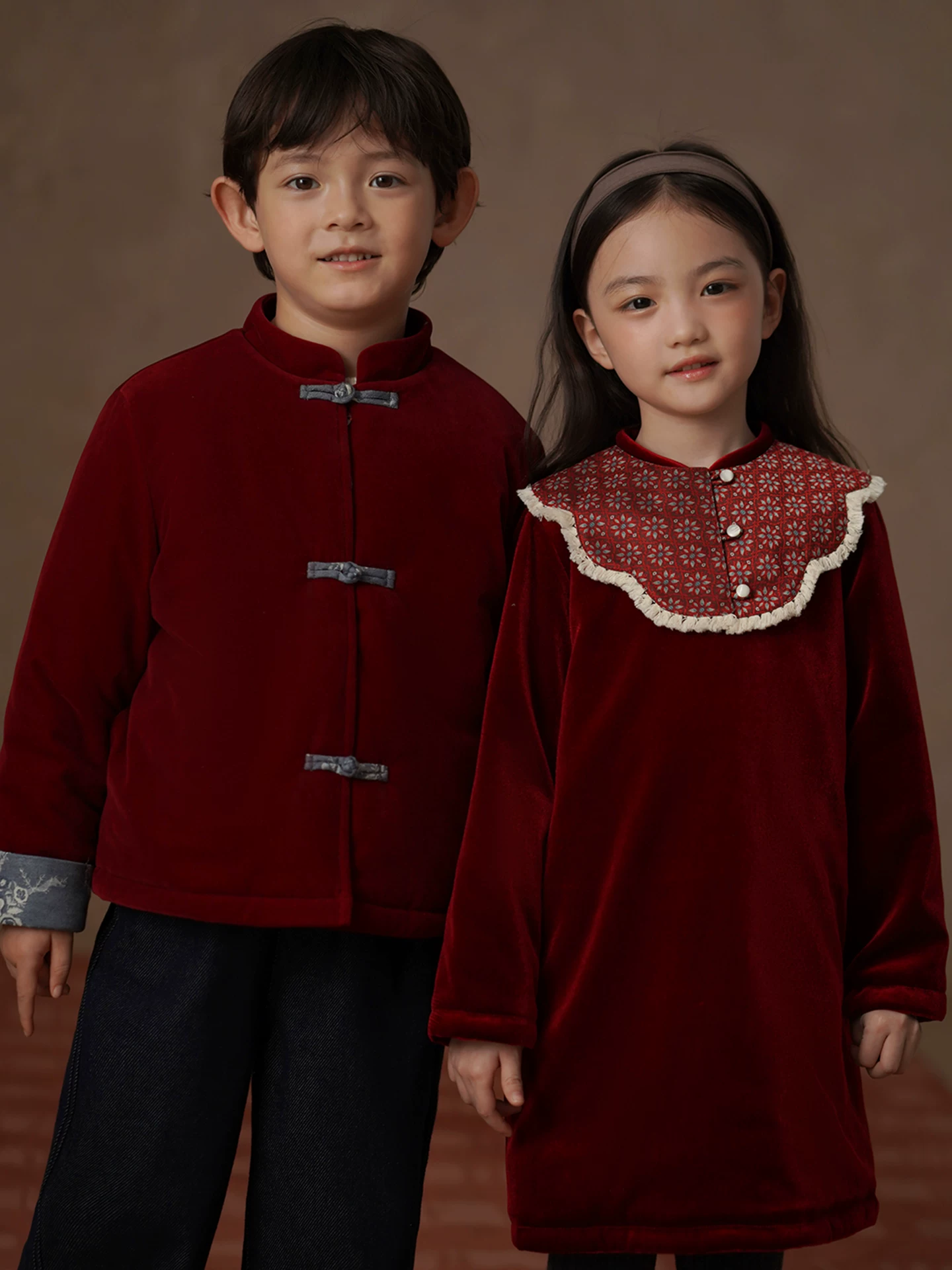 Quần áo cotton mùa đông cho trẻ em, áo khoác dày và ấm màu đỏ cho bé trai và bé gái, trang phục Tết kiểu Trung Quốc mới mang lại cảm giác cao cấp.