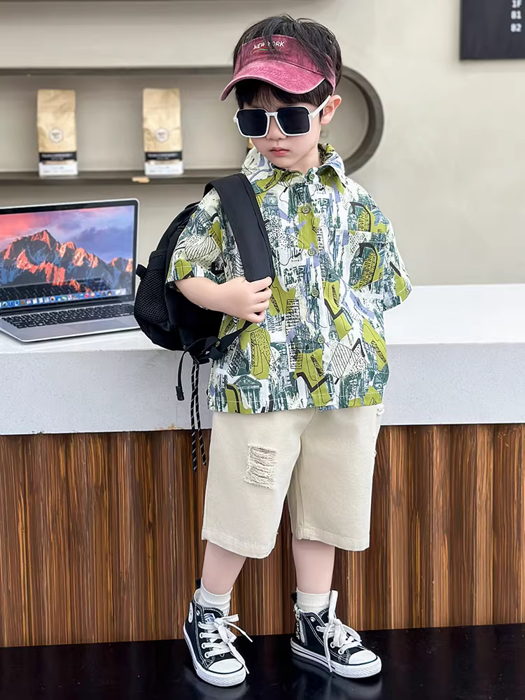 Trang phục hè thời thượng cho bé trai 2025, áo sơ mi ngắn tay phong cách Hồng Kông mới lạ, sành điệu