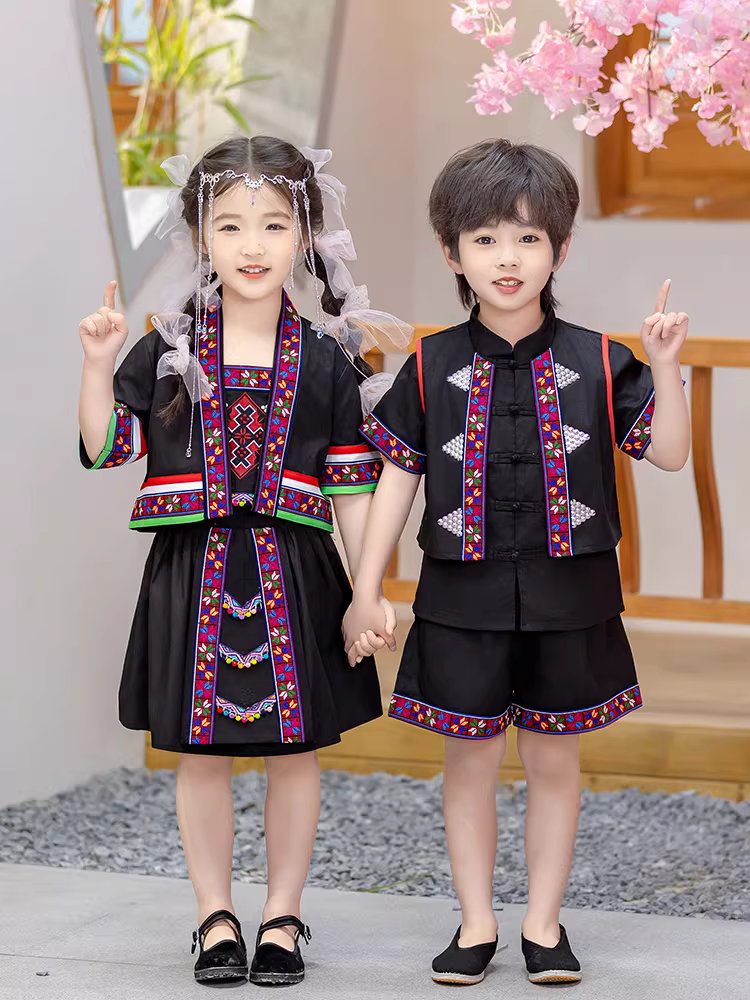 Trang phục dân tộc thiểu số, trang phục biểu diễn của trẻ em Hani, trang phục biểu diễn của nam và nữ Yi, Miao, Buyi cho buổi biểu diễn ngày 3 tháng 3