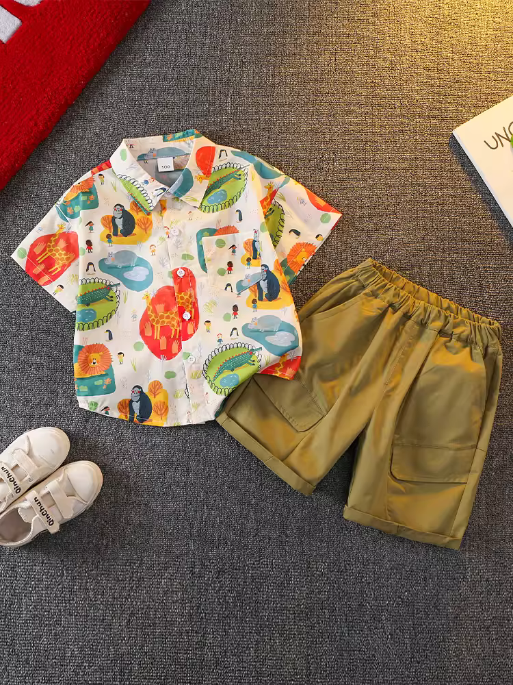 Bộ đồ hè bé trai 2025, áo sơ mi thời trang mới cho trẻ nhỏ, trang phục hè rộng rãi, bộ hai mảnh ngắn tay mát mẻ và lịch lãm cho bé trai
