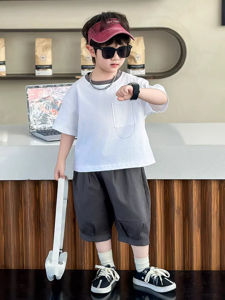 Quần áo trẻ em, quần áo mùa hè cho bé trai, bộ đồ trẻ em, kiểu mới 2025, phong cách lịch lãm, giản dị, phong cách Hàn Quốc, quần áo thể thao ngắn tay cho bé trai