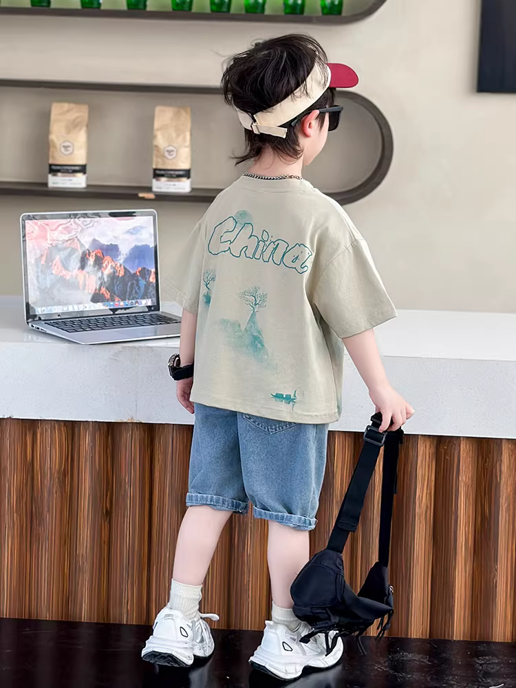 Bộ đồ hè bé trai 2025 kiểu mới, quần áo bé trai mùa hè cá tính, bộ đồ Ultraman hai mảnh tay ngắn cho trẻ em