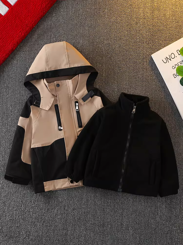 Áo khoác mùa thu cho trẻ em, áo gió cho bé trai, áo khoác có mũ trùm đầu ba trong một màu sắc phối hợp cho bé trai, quần áo mát mẻ và sành điệu cho trẻ em.