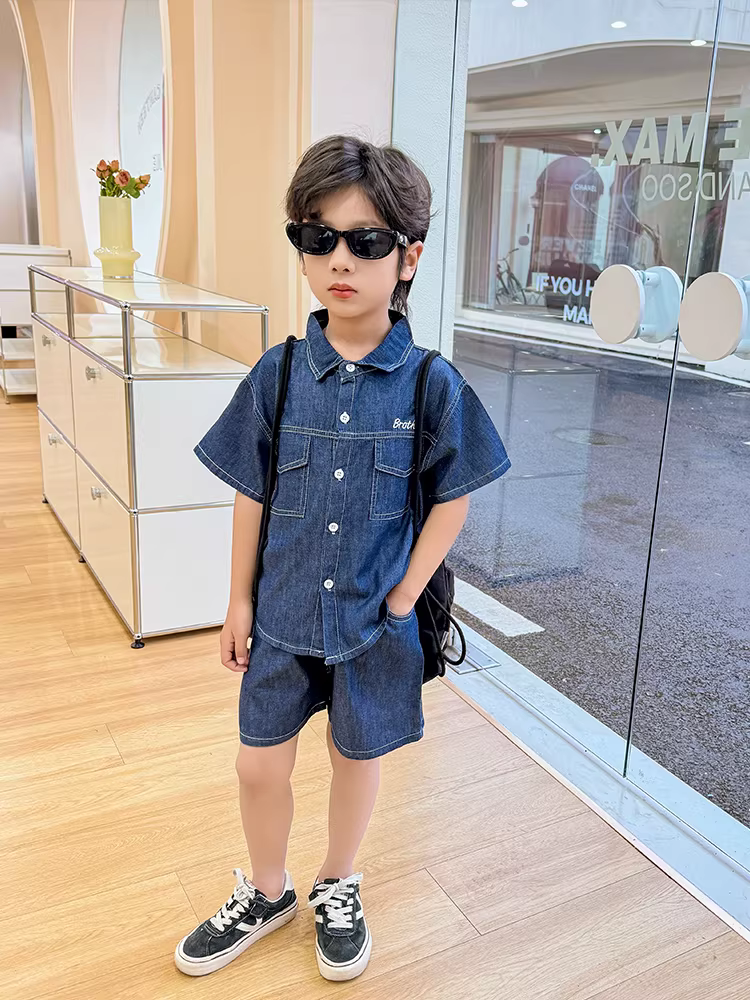 Bộ đồ denim hè cho bé trai 2025, thời trang trẻ em mới, áo sơ mi ngắn tay cá tính, bộ hai mảnh mỏng đẹp cho bé