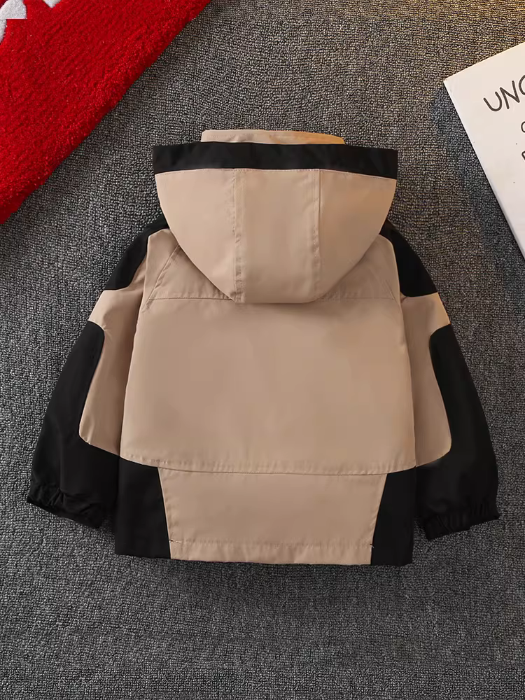 Áo khoác mùa thu cho trẻ em, áo gió cho bé trai, áo khoác có mũ trùm đầu ba trong một màu sắc phối hợp cho bé trai, quần áo mát mẻ và sành điệu cho trẻ em.