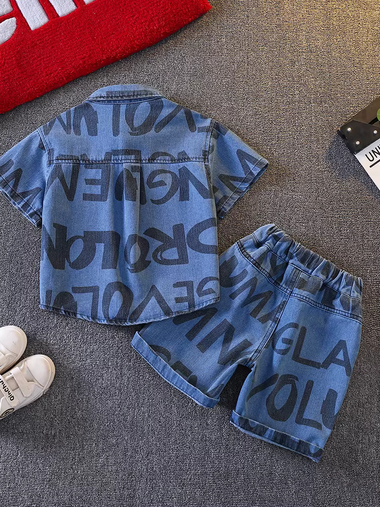 Bộ đồ denim hè cho bé trai kiểu mới 2025, áo sơ mi ngắn tay mỏng hai mảnh, thời trang và cá tính cho bé trai